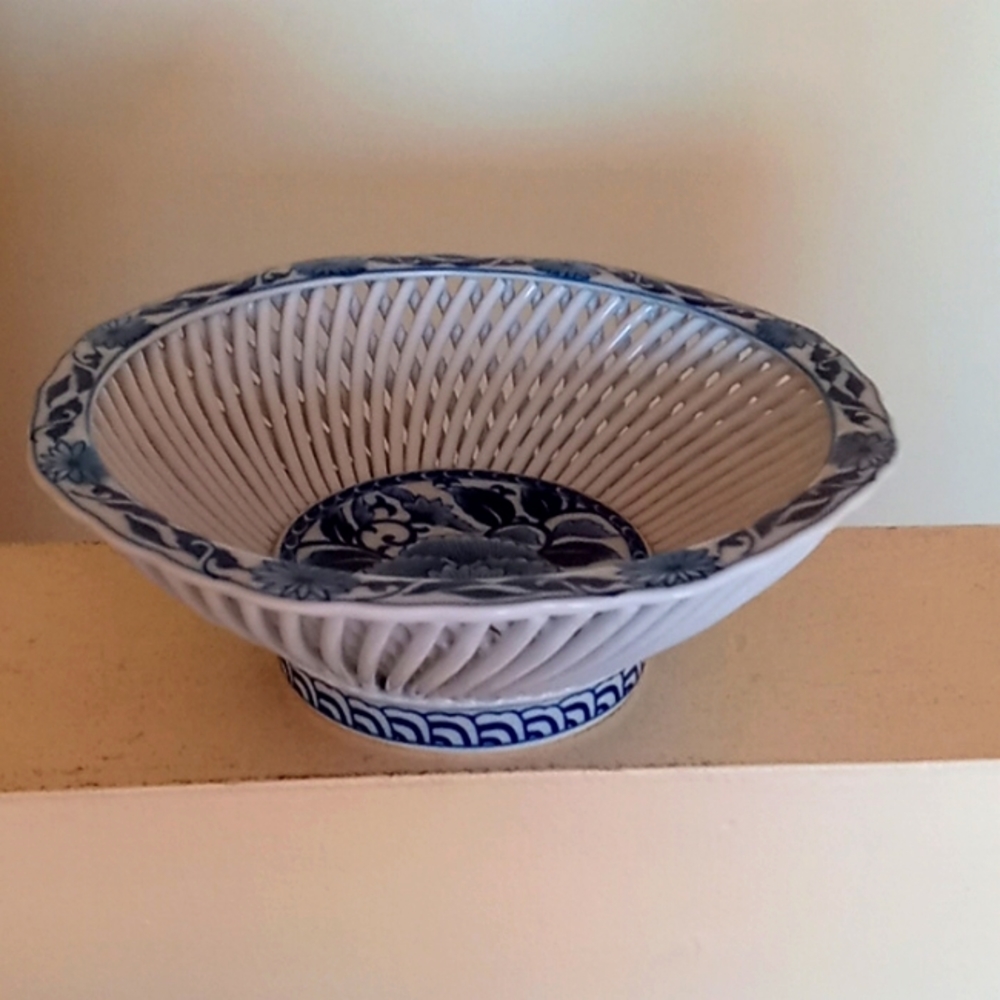 VINTAGE JAPANESE BLUE AND WHITE HASAMI PORCELAIN RETICULATED BOWL 9-1/4 INCH - Picture 4 of 4